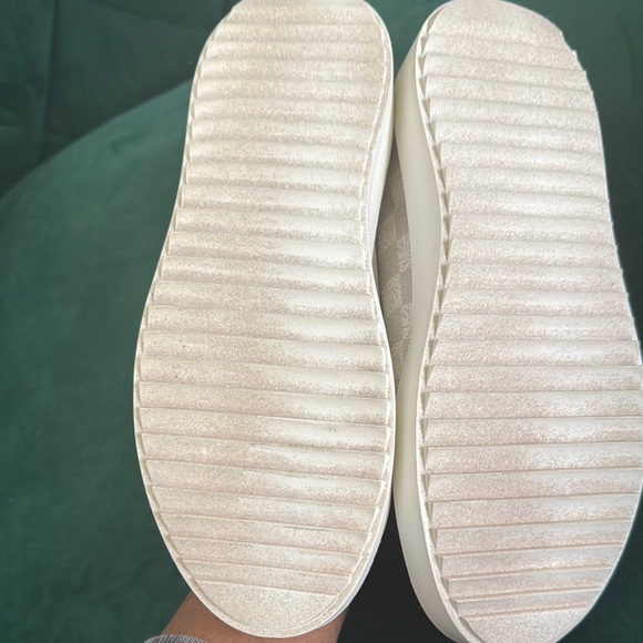 NEW Steve Madden White Sneakers with Textured Pattern 9.5 - Picture 3 of 7